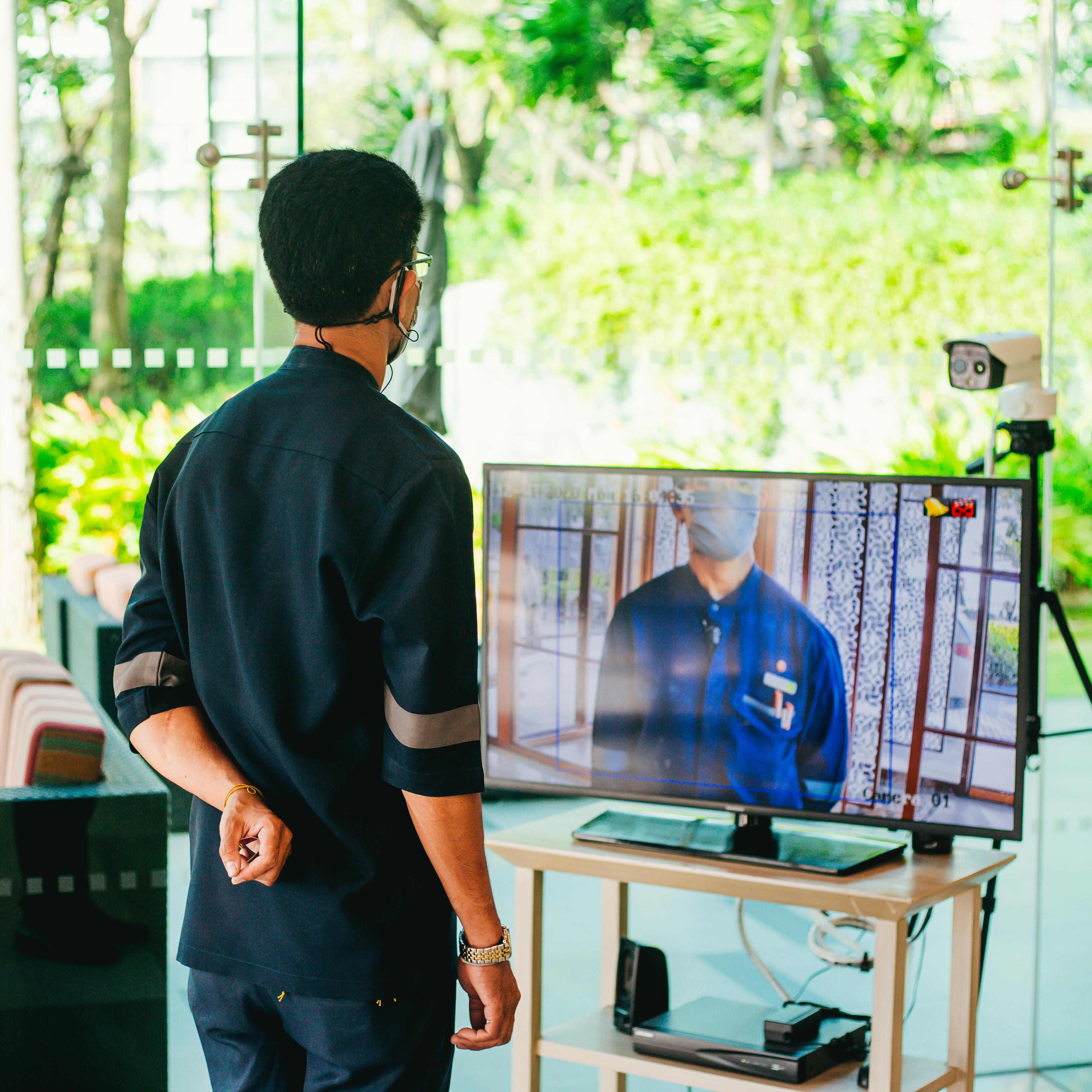 Amari Pattaya Ξενοδοχείο Εσωτερικό φωτογραφία A medical professional wearing a medical mask and using a telemedicine system