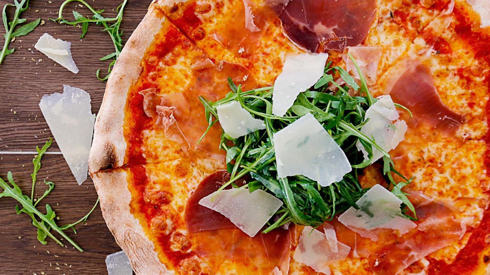 Amari Pattaya Ξενοδοχείο Εξωτερικό φωτογραφία Parmigiano-Reggiano on a pizza