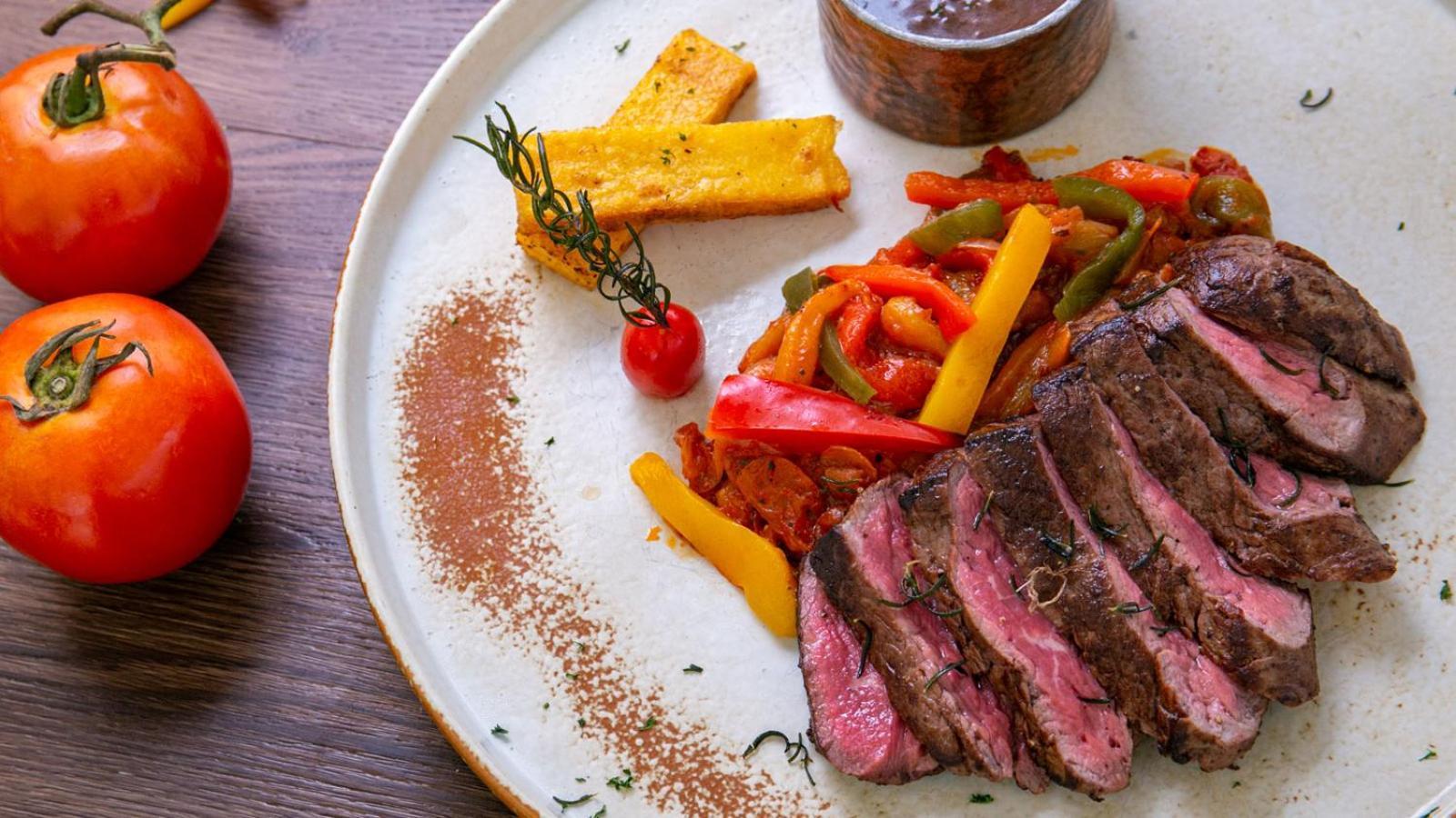 Amari Pattaya Ξενοδοχείο Εξωτερικό φωτογραφία A steak with vegetables