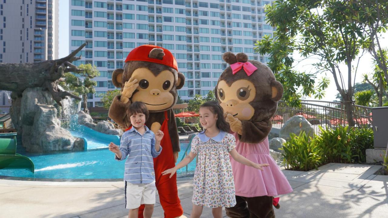 Amari Pattaya Ξενοδοχείο Εξωτερικό φωτογραφία The two mascots of the park